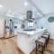 Remodeled 4 bdrm with AC, Jacuzzi, foosball, bikes, roof top deck, Steps to beach shopping and dining - Huntington Beach