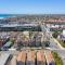 Remodeled 4 bdrm with AC, Jacuzzi, foosball, bikes, roof top deck, Steps to beach shopping and dining