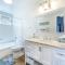 Remodeled 4 bdrm with AC, Jacuzzi, foosball, bikes, roof top deck, Steps to beach shopping and dining - Huntington Beach