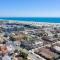 Remodeled 4 bdrm with AC, Jacuzzi, foosball, bikes, roof top deck, Steps to beach shopping and dining - Huntington Beach