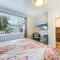 Remodeled 4 bdrm with AC, Jacuzzi, foosball, bikes, roof top deck, Steps to beach shopping and dining - Huntington Beach