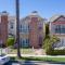 Remodeled 4 bdrm with AC, Jacuzzi, foosball, bikes, roof top deck, Steps to beach shopping and dining - Huntington Beach