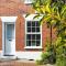 Secret Cottage, Wivenhoe - Charming, Cosy, Convenient & Quiet, 2 x Double Bed Period Cottage PLUS Patio - 6 min walk train, 2 min walk High Street Pubs, Restaurants, Shops - Wyvenhoe