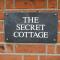 Secret Cottage, Wivenhoe - Charming, Cosy, Convenient & Quiet, 2 x Double Bed Period Cottage PLUS Patio - 6 min walk train, 2 min walk High Street Pubs, Restaurants, Shops - Wyvenhoe