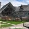 Peaks Lodge