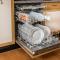 Groot hoek Chalet met Airco ,Wasmachine, Vaatwasser,Droger en luxe keuken en zwembad op camping! Immer Besser!