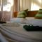The Green Rooms Surf & Yoga Camp - ON THE BEACH - Prime location Renovated 2024