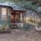 The Victorian Cottage at Creekside Camp & Cabins - Marble Falls