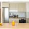 Esmeralda. Lovely and new apartment right by the ocean!