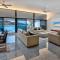 Waves 5 Luxury 3 Bedroom Breathtaking Ocean Views Central Location