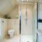 Gwalia House- Stunning Central Townhouse with 3 ensuite bedrooms