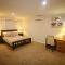 Silver House - Melbourne Airport Accommodation - 7 Minutes from Melbourne Airport
