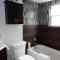 2br Empire Avenue WALK to Lifts and Main St - No Car Required!