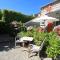 A MANDRIA, appartements avec cuisine 30m2, patio, vue Montagnes et citadelle, 5 minutes à pied du centre ville et des rivières
