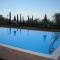 Casale rinnovato immerso nella campagna con splendida piscina privata