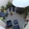 A MANDRIA, appartements avec cuisine 30m2, patio, vue Montagnes et citadelle, 5 minutes à pied du centre ville et des rivières