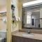 Econo Lodge Inn & Suites