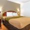 Econo Lodge Inn & Suites