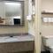 Econo Lodge Inn & Suites