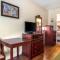 Econo Lodge Inn & Suites