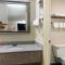 Econo Lodge Inn & Suites
