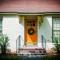 KING BED Family Friendly Cottage - Walk to Zoo & Waterpark - Near Downtown & Midtown
