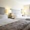 Pomeroy Inn & Suites at Olds College