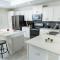 H - New 2 Bedroom Condo - 5 Miles to Disney - Free Water Park