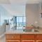 Castle 828 Oceanfront view with balcony, pool, tennis, beach access and free parking! - Miami Beach