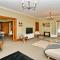 Racecourse Villa - Classic 1935 Charm & Space