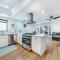 Remodeled 4 bdrm with AC, Jacuzzi, foosball, bikes, roof top deck, Steps to beach shopping and dining - Huntington Beach
