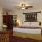 Casa Blanca Inn and Suites