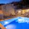 Foto: Mihanici Villa Sleeps 4 Pool