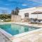 Detached villa with garden, private swimming pool, 9 km from the coast