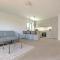 Modern Family Home 5 min to Beach +Pool +Garage
