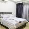 REVO at AURORA PLACE, Pavilion 2, 5 Minutes To AXIATA ARENA BUKIT JALIL FREE WIFI by De Harlequins Guesthouse