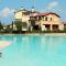 Well-kept apartment with view of the swimming pool