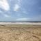 1 Mi to Surfside Beach BBQ-Ready Home in Freeport