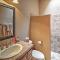 Less Than 2 Mi to Lake Havasu Spacious Home with Patio! - مدينة ليك هافاسو