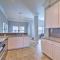 Spacious Houston Home about 16 Mi to NRG Stadium!