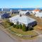 Modern Cape Cod Cottage Walk to Craigville Beach