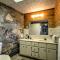 Hendersonville Home with Views - 3 Mi to Downtown! - هيندرسونفيل