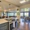 Hendersonville Home with Views - 3 Mi to Downtown! - هيندرسونفيل
