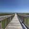 Breezy Galveston House with 2 Decks and Ocean Views! - 加尔维斯敦