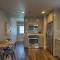 Cozy Home Blocks to Georgetown Square and SU! - جورج تاون