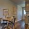 Cozy Home Blocks to Georgetown Square and SU! - جورج تاون