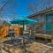Cozy Home Blocks to Georgetown Square and SU! - جورج تاون