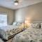 Spacious Murrells Inlet Hub with Pool, Walk to Shore - 默特尔比奇