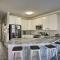 Spacious Murrells Inlet Hub with Pool, Walk to Shore - 默特尔比奇