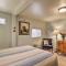 Colorful Bungalow By Pikes PeakandGarden of the Gods